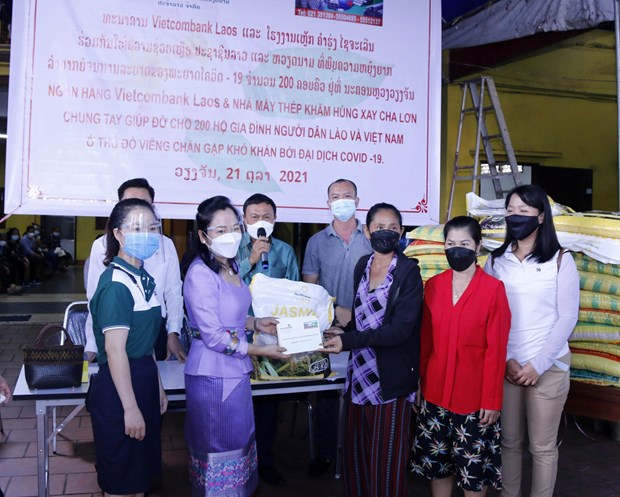 Vietnamese community in Laos supports families in difficulties amid COVID-19